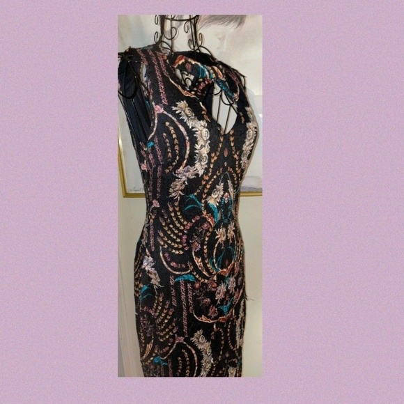 GUESS "CUTAWAY NECK" BLACK FLORAL PRINTED LACE COVERED DRESS~SLEEVELESS~SIZE 4 - Picture 4 of 7